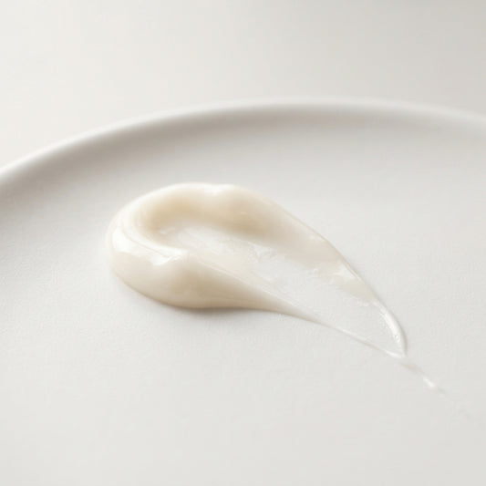 Texture du Sérum Unifiant Sheatilly, sérum crémeux blanc ivoire