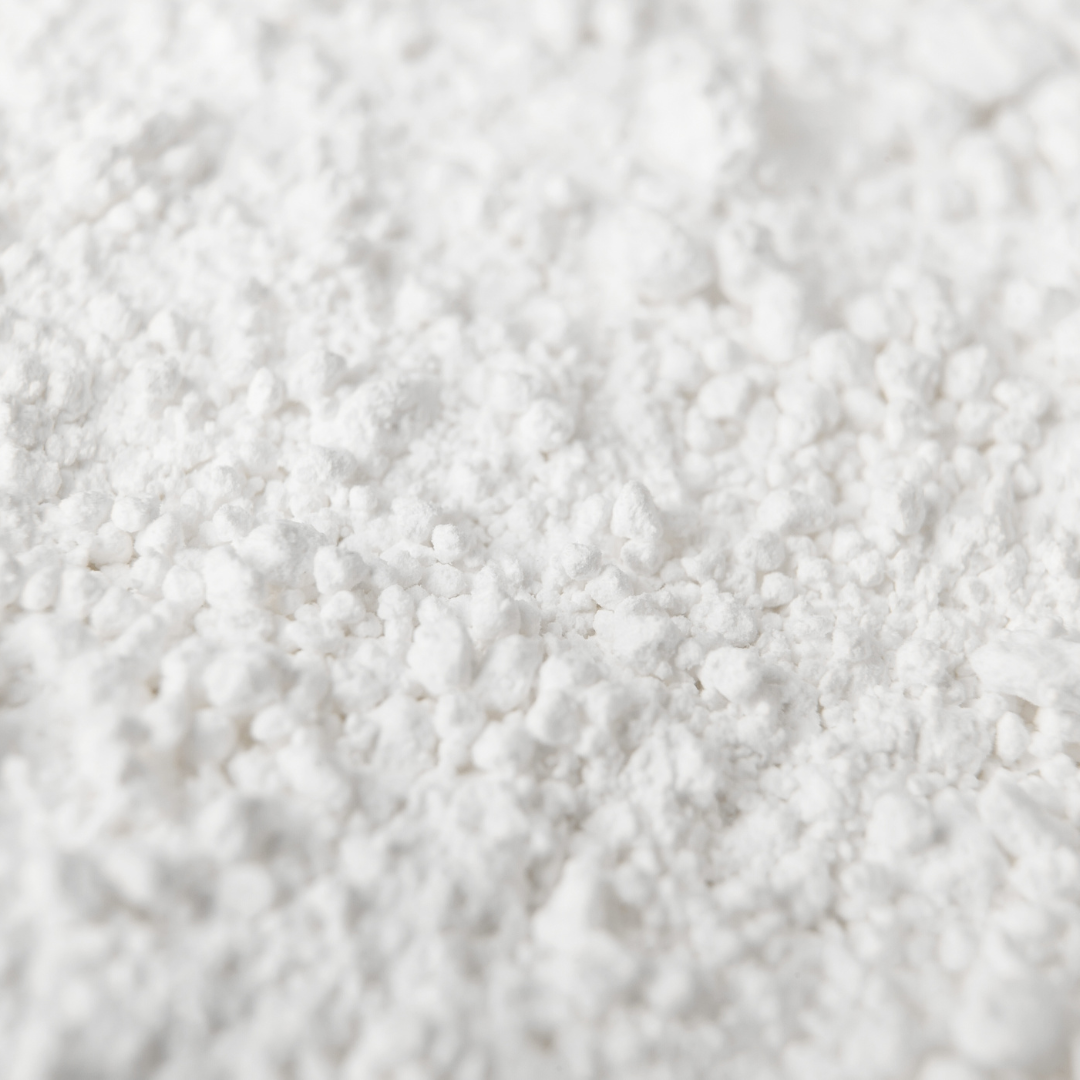 Poudre blanche d'oxyde de zinc en gros plan