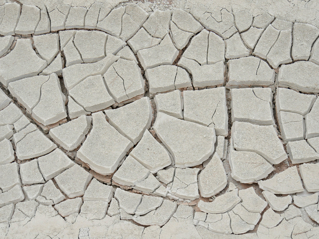 Terre craquelée par la sécheresse, image d'une peau qui manque d'hydratation