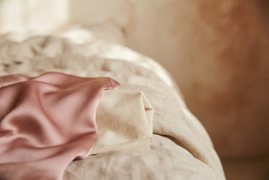 Bonnet en satin : pourquoi le coton abîme les cheveux la nuit