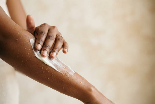 Pourquoi votre crème ne « pénètre pas », et pourquoi ce n'est pas un problème