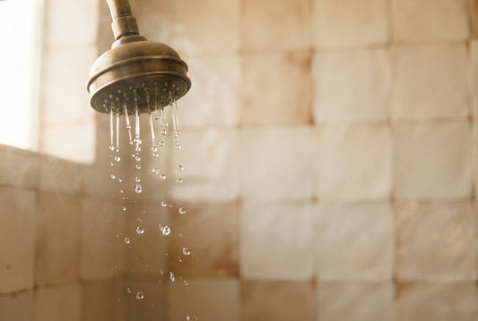La peau qui tiraille après la douche : l'eau calcaire est souvent en cause
