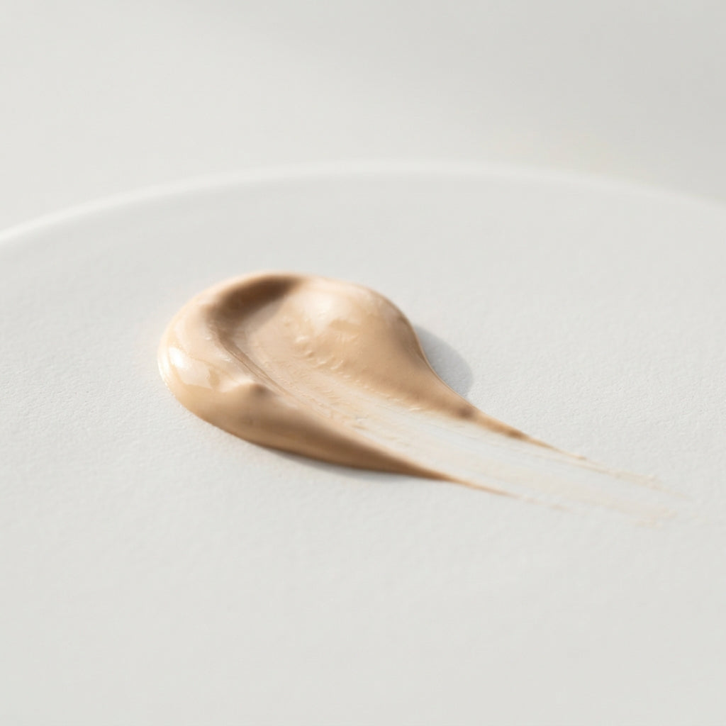 Texture de La Crème Solaire Sheatilly, crème teintée beige qui se fond
