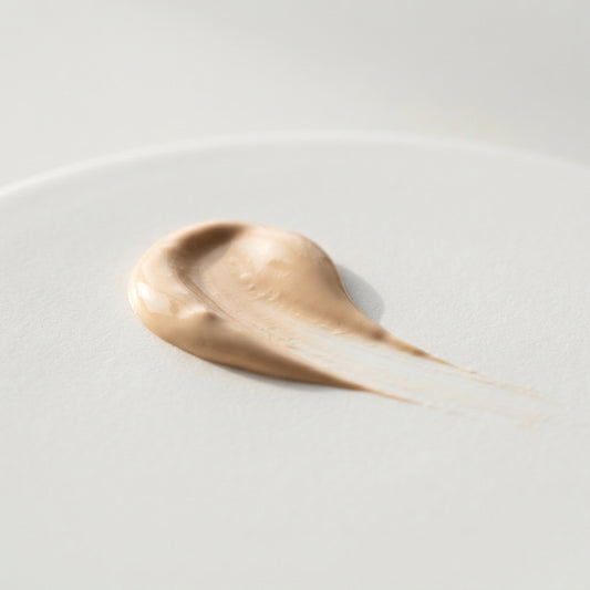Texture de La Crème Solaire Sheatilly, crème teintée beige qui se fond