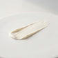 Texture du Stick Solaire Sheatilly, baume blanc ivoire appliqué en trait